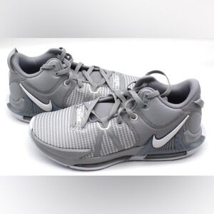 Nike lebron witness 7 basketball shoe
Size: 7